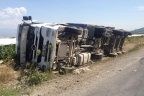 TIR devrildi, sürücü ucuz kurtuldu