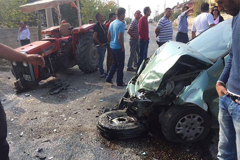 Çal-İsabey’de otomobil ile traktör çarpıştı
