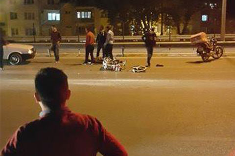 Motosiklet ikiye bölündü, sürücü yaralandı