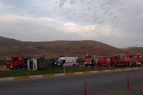 Gürlek’te otomobil ile minibüs çarpıştı: 3 yaralı