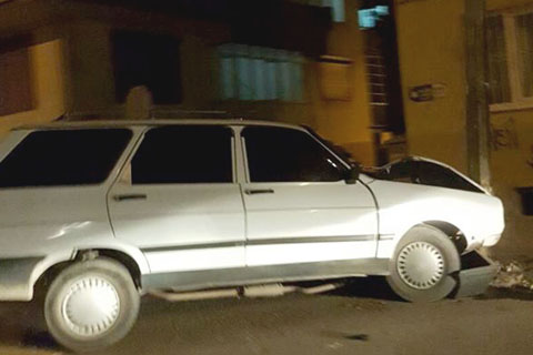 Polisten kaçarken elektrik direğine çarptı