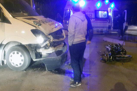 Minibüs ile motosiklet çarpıştı: 2 yaralı