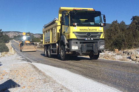 Pamukkale ekipleri yollarda tuzlama yaptı