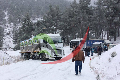 Buzlanan yollarda kaza üstüne kaza