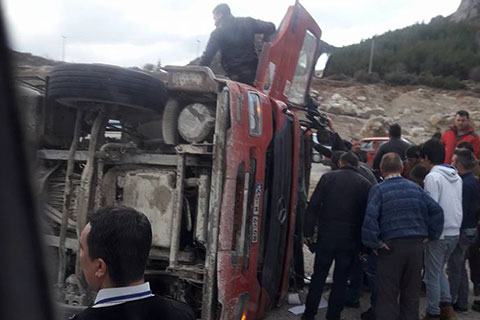 Cankurtaran’da kontrolden çıkan TIR devrildi, sürücü yaralandı