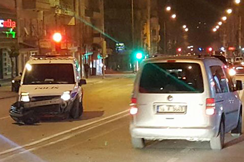 Polis aracına çarptı, kaçtı