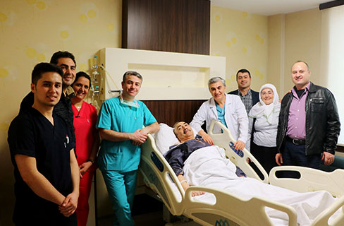74 yaşındaki hasta Tekden’de sohbet ederken ameliyat oldu