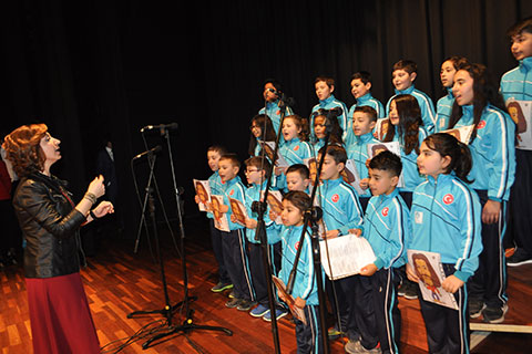 Minikler salonu ayağa kaldırdı