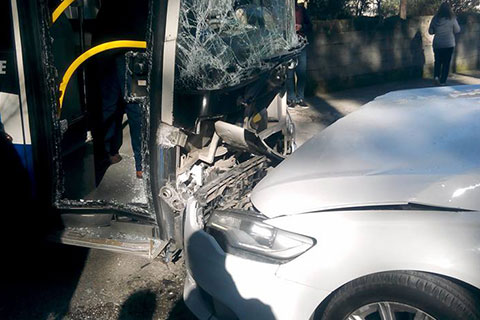 Ters yöne girdi, otobüse çarptı