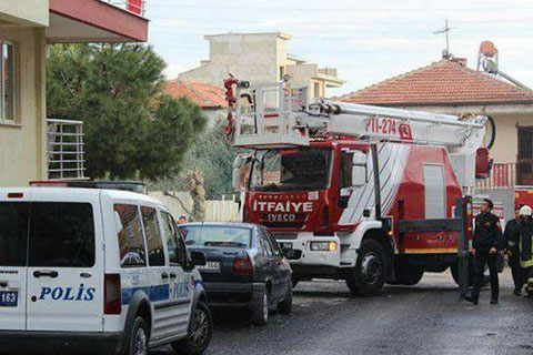 Kızıyla kendini mutfağa kilitledi, polis kurtardı