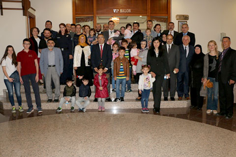Bol çocuklu polislere müdürden yemek