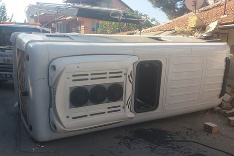 Servis minibüsü eve daldı