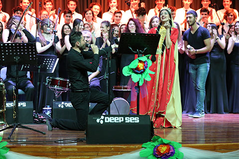 Konser sahnesinde sürpriz evlilik teklifi