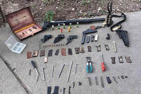 Jandarma’dan silah operasyonu. Ev cephanelik gibi