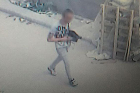 Araçtan çaldığı gözlüğü takıp gitti