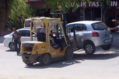 Forklift ile otomobil çektiler