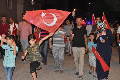 Bir yıl sonra 580 komandoyu engelledikleri havaalanına yürüdüler