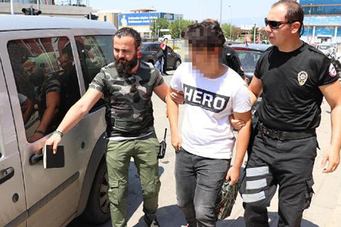 ‘Hero’ yazılı tişört giyen çocuk serbest bırakıldı