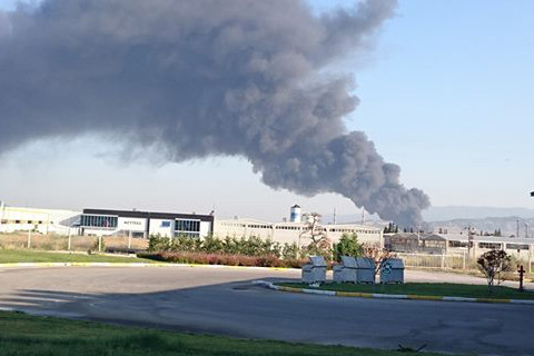 Plastik fabrikasındaki yangında soğutma çalışmalarına başlandı
