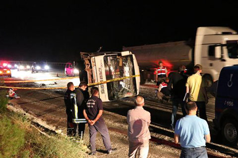 Serinhisar’da minibüs devrildi: 1 ölü 1 yaralı