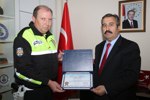 Rüşvet teklif edilen iki polise ödül