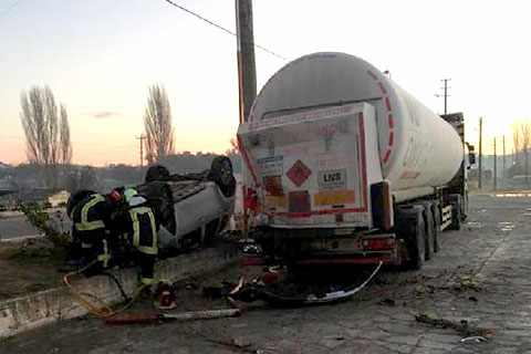 Tankere çarpan cipin sürücü yaralandı, eşi öldü