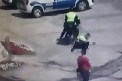 Polise çarpan motosikletli aranıyor