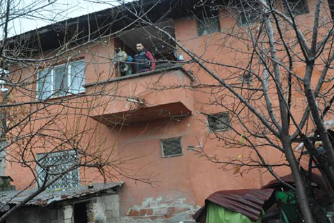 Çalmaya çalıştığı altınlar imitasyon çıktı