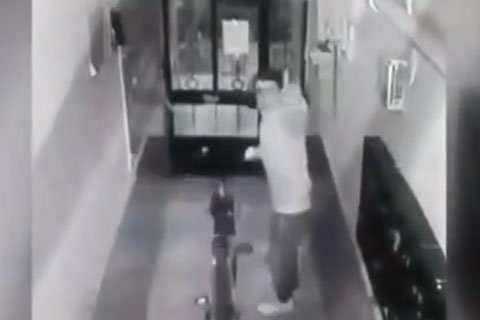 Bisikleti çaldı, kameraya el salladı