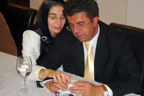 Zeybekci çifti kahve falı bakarken