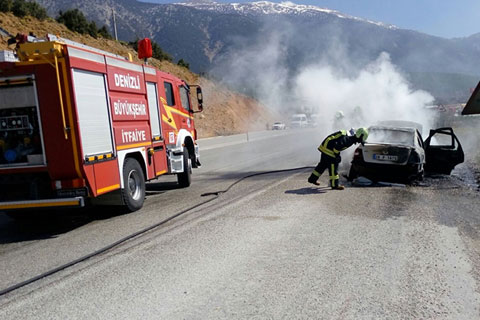 Yolculuk sırasında otomobili yandı