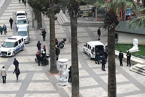 Valilik karşısında şüpheli paket paniği