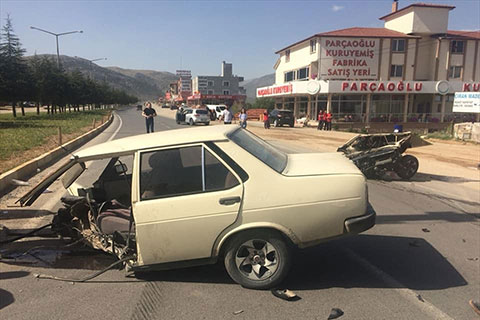 Otomobil ortadan ikiye ayrıldı