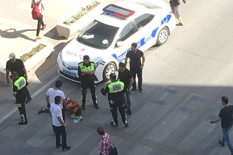 Valilik önünde trafik aracı yayaya çarptı
