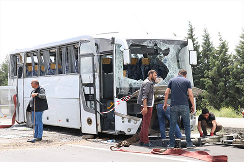 Acıpayam’da tur otobüsü devrildi