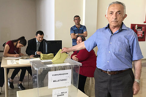 Gümrük kapılarında oy verme işlemi başladı