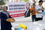 Seçim sonucunu baklava dağıtarak kutladı