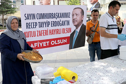 Seçim sonucunu baklava dağıtarak kutladı