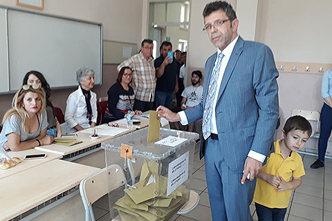 Öztürk, sandığa oğluyla gitti