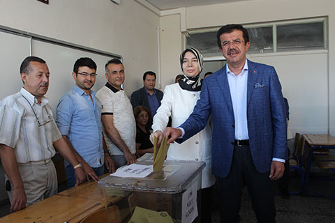 Ekonomi Bakanı Zeybekci oyunu kullandı
