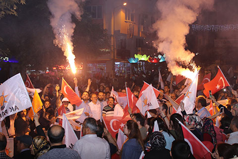Tavas’ta seçim zaferi coşkuyla kutlandı