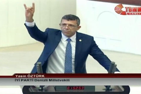 Öztürk yemin sırasında neden bozkurt işareti yaptı?
