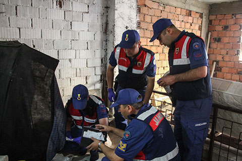 7 İlde eş zamanlı operasyon, 3’ü polis 9 gözaltı