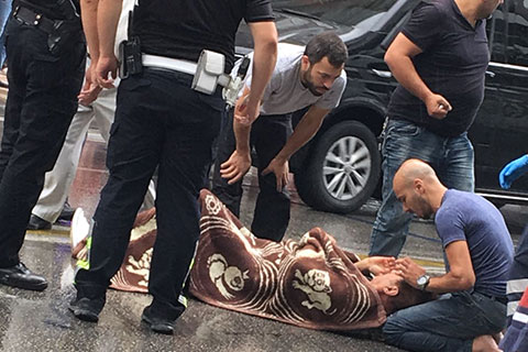 İstiklal’de kamyonet yayaya çarptı