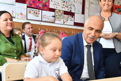 Yeni Eğitim-Öğretim Yılının İlk Ders Zilini  VALİ ÇALDI
