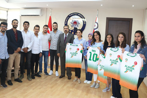 Müdür Demir’den Öğrencilere Alanyaspor forması