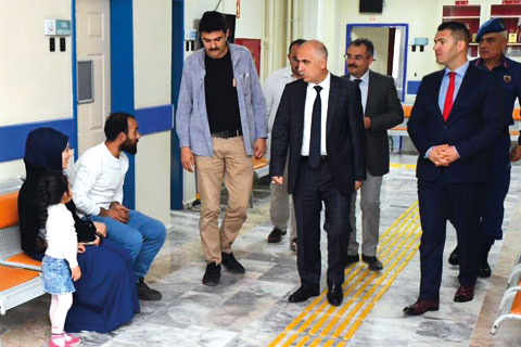 Vali Karahan ilçeleri boş bırakmıyor