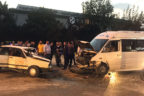 Yolcu minibüsü ile otomobil çarpıştı