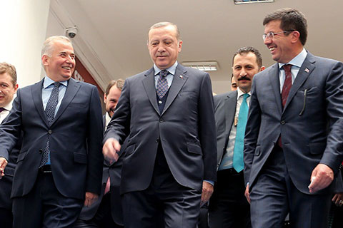 Erdoğan, Nihat Zeybekci’yi İzmir adayı olarak açıkladı