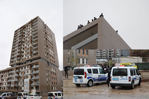 Paralarını alamadıklarını öne süren işçiler çatıya çıktı